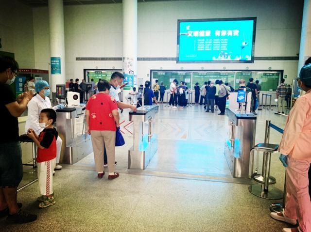 人臉識別測溫閘機(jī)